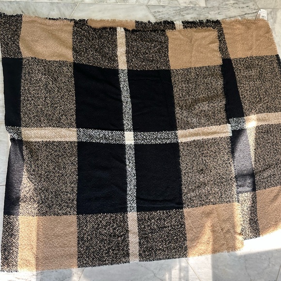 Such a pretty scarf/shawl! New! - Picture 3 of 4